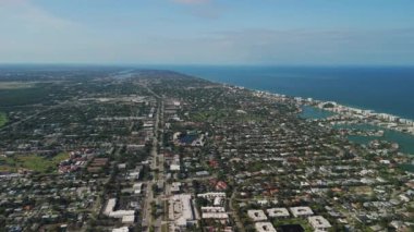 Napoli 'nin kenar mahallelerine geniş drone görüşü. Florida banliyölerinin elementleri. Gayrimenkul dronu atışı. Yüksek kalite 4k görüntü