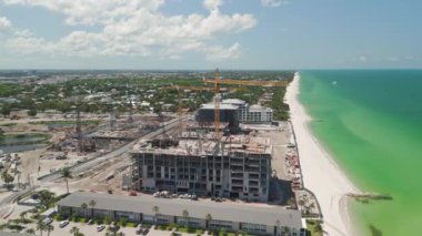 Kıyı şantiyesinin havadan geniş görüntüleri. Gayrimenkul işi. Florida 'daki mahalleler. Yüksek kalite 4k görüntü