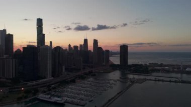 Chicago şehir merkezi gökyüzü güzel bir günbatımı saatinde. Güzel gökyüzü. Havadan geniş açı. Yüksek kalite 4k görüntü