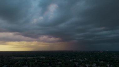 Günbatımında gökyüzü arkaplanı olan karanlık, fırtınalı bulutlar. İHA atışı. Yüksek kalite 4k görüntü