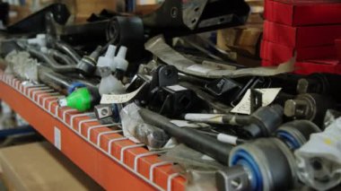 Yetkili bir satıcı ve tedarikçinin yedek parçalarıyla dolu bir depo rafı. Kamera görüntüsünü değiştir. Yüksek kalite 4k görüntü