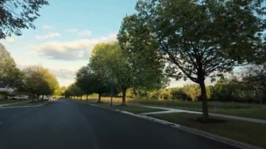 Güzel güneşli bir günde, ABD 'nin banliyö sokağında geniş açılı çekim yapan araba. - Evet. Yüksek kalite 4k görüntü