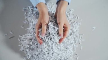 Kağıt ofis evrakları işçi kadınların elinde. Yukarıdan aşağıya doğru. Yüksek kalite 4k görüntü