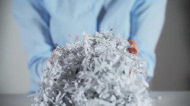 Kağıt ofis evrakları işçi kadınların elinde. Manzarayı kapat. Yüksek kalite 4k görüntü