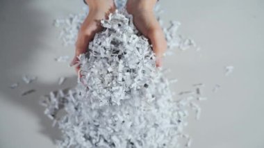 İşçi kadınların elindeki kağıt ofis belgelerinin yukarıdan aşağıya bakışı. Kapatın. Yüksek kalite 4k görüntü