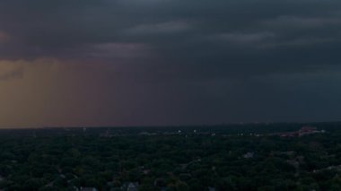 Karanlık, fırtınalı bulutlar, arka planda gökyüzü, banliyöde gün batımında sabit bir manzara. Yüksek kalite 4k görüntü