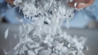 Kağıt ofis evrakları işçi kadınların elinde. Ağır çekim. Yüksek kalite 4k görüntü