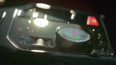 Bir kadının eli arabanın vites düğmesine basar. Kamerayı çek. Yüksek kalite 4k görüntü