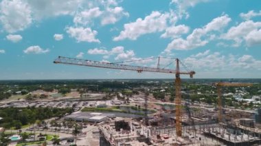Vinçleri kullanarak büyük bir kompleks inşa etmek. İnşaat alanının geniş bir görüntüsü. - Evet. Yüksek kalite 4k görüntü