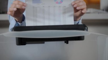 Kadın El imha için bir belgeyi öğütücüye yerleştiriyor. Yüksek kalite 4k görüntü