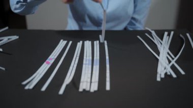 Tanınmayan eller parçalanmış belgeleri, gizliliği, veri kurtarmayı tekrar birleştiriyor. Yüksek kalite 4k görüntü