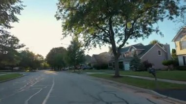 Güzel güneşli bir günde, ABD 'nin banliyö sokağında geniş açılı çekim yapan araba. - Evet. Yüksek kalite 4k görüntü