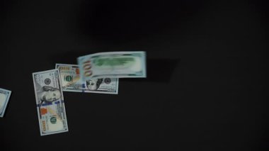  Yüz dolarlık banknotlar karanlık arka plana düşüyor. Yüz dolarlık banknotlar. Karanlık arka planda nakit para. - Evet. Yüksek kalite 4k görüntü