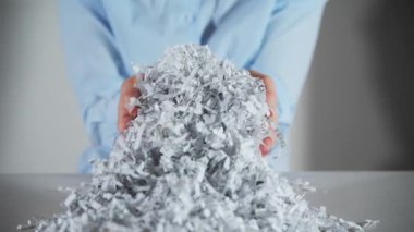 Kağıt ofis evrakları kadın işçilerin elinde. Ağır çekim. Yüksek kalite 4k görüntü