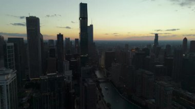 Chicago şehir merkezinde gün batımında. Chicago nehri elementi. İnsansız hava aracı geniş görüş. Yüksek kalite 4k görüntü