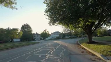 Güzel güneşli bir günde, ABD 'nin banliyö sokağının geniş bir görüntüsü. Hareket halindeki arabada vurulmuş. Yüksek kalite 4k görüntü