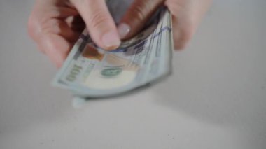 Yüz dolarlık banknotların yelpazesini tutan kadınların yakın görüntüsü. Yavaş çekim görüntüsü. Yüksek kalite 4k görüntü