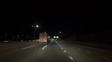 Gece vakti otobanda kamyona yaklaşmak. Geniş açılı geniş açı. Yüksek kalite 4k görüntü