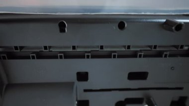 Kağıt öğütücüsünün kağıt parçalarını ince şeritlere ayırdığı yakın plan bir görüntü. Yüksek kalite 4k görüntü