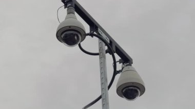 Kamu güvenliği ve gözetim için bir direğe yerleştirilmiş güvenlik kameraları. Kapatın. Yüksek kalite 4k görüntü