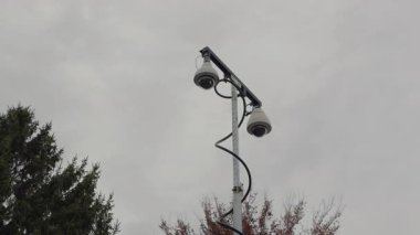 Kamu güvenliği ve gözetim için bir direğe yerleştirilmiş güvenlik kameraları. Yüksek kalite 4k görüntü
