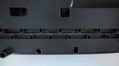 Kağıt öğütücüsünün ofis kağıdını ince şeritlere ayırdığı yakın plan bir görüntü. Yüksek kalite 4k görüntü