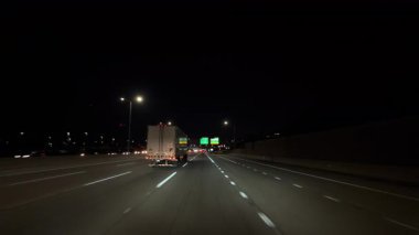 Gece vakti otobanda yarı kamyonun yanına gidiyorum. Geniş açılı geniş açı. Naperville lL 'de. ABD 22 sep 2024. Yüksek kalite 4k görüntü