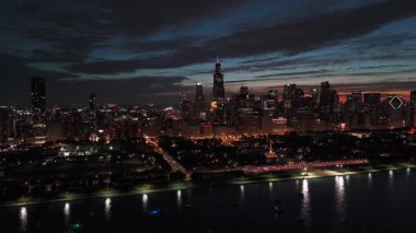 Şikago şehir merkezinde gün batımında ya da gün doğumunda çekilmiş. Michigan gölünün manzarası. Hava görüntüsü. Yüksek kalite 4k görüntü