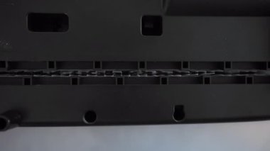 Kağıt öğütücüsünün ofis kağıdını kesip ince şeritlere ayırdığı görüntüyü kapat. Yüksek kalite 4k görüntü