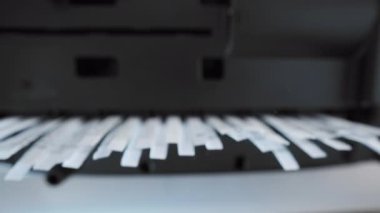 Ofis kağıdını kesen kağıt öğütücüsünün yakın plan görüntüsü, ince şeritlere döküman. Yüksek kalite 4k görüntü