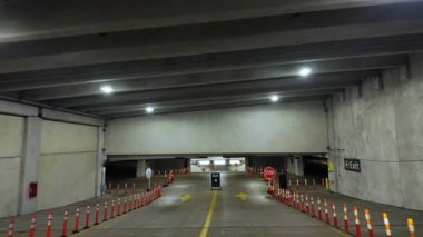 Binanın otoparkında. Araba binanın içinde hareket ediyor. Yüksek kalite 4k görüntü