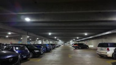 Binanın otoparkında. Chicago IL ABD 22 Eylül 2024. Yüksek kalite 4k görüntü