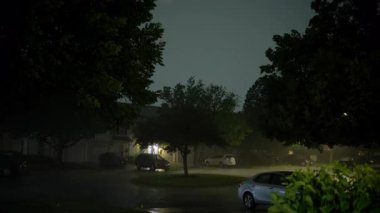 Gece vakti fırtınada yerleşim yerinin caddesinde şimşek çakıyor. Yüksek kalite 4k görüntü