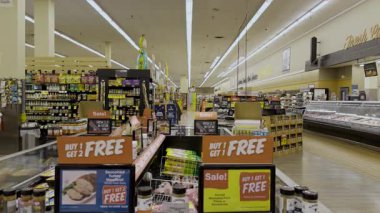 Jewel Osco, mağazanın içinde, ürünlerle dolu sıralar, anlaşmalar. Naperville lL 'de. ABD 5 Mayıs 2024. Yüksek kalite 4k görüntü