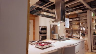 IKEA mobilya mağazası, birçok tasarlanmış ev alanları satışa hazır. Mutfak alanı. Bolingbrook, IL 60440 ABD 03 Ağustos 2024. Yüksek kalite 4k görüntü
