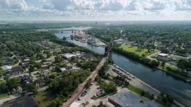 Des Plaines nehri ile bölünmüş bir kasabanın havadan görünüşü. Yeşillik, konut, ticari ve endüstriyel binaların karışımı bir yer. Joliet, Il. Yüksek kalite 4k görüntü