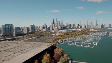 Chicago 'nun modern şehir silueti, yüksek binaları ve yat limanı park yeri ile geniş ve yavaş manzarası. Sonbahar sezonu. Yüksek kalite 4k görüntü