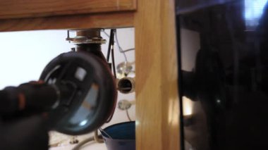 Mutfak kanalizasyon borularının bakımı, temizleme, onarım ve tıkanıklıklar için drenaj sistemlerini denetleme. Yüksek kalite 4k görüntü