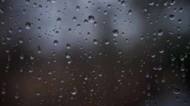 Pencere camına vuran yağmur fırtınası, yağmur mevsimi, yakın çekim. Yüksek kalite 4k görüntü