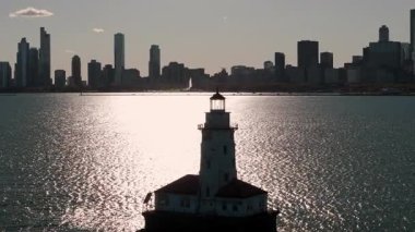 Gün batımında şehir merkezindeki Chicago Liman Feneri 'nin gökyüzü manzarası. Güneşli güzel bir gün. Yüksek kalite 4k görüntü