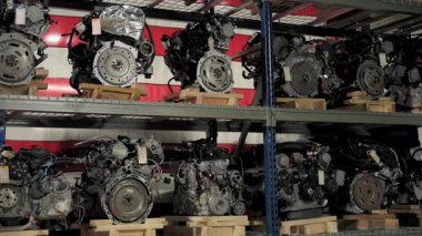 OEM 'in içindeki depo eski araba parçalarını garaj fabrikasında kullanmış. Yüksek kalite 4k görüntü