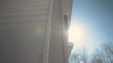 Beyaz kaplamalı ev duvarını temiz ve modern panellerle yakından çek. Parlak ve klasik bir dış görünüş sağlar. Yüksek kalite 4k görüntü
