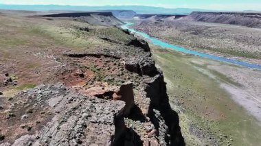 Dramatik uçurumlar, dolambaçlı bir nehir ve çarpıcı çöl manzaralarıyla Idaho 'daki Snake River Kanyonu' nun insansız hava aracı görüntüsü. Geniş görüş. Yüksek kalite 4k görüntü