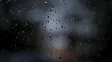 Pencere camına vuran yağmur fırtınası, yağmur mevsimi, yakın çekim manzarası. Yüksek kalite 4k görüntü