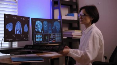  Hasta MRI taraması doktorlar tarafından beyin hastalıklarını teşhis etmek ve uygun tedaviyi belirlemek için incelenir. Tıp hastanesi. Yüksek kalite 4k görüntü