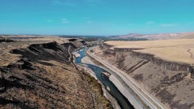 Boise Nehri Kanyonu 'nun engebeli uçurumları, dolambaçlı nehirleri ve berrak mavi gökyüzünün altındaki manzaralı çöl manzaraları. Yüksek kalite 4k görüntü
