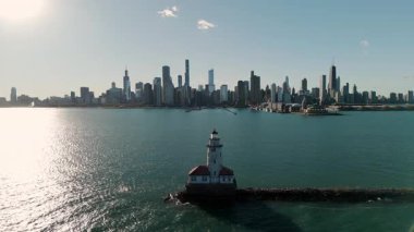 Güneşli Chicago Liman Feneri 'nin şehir merkezindeki ufuk çizgisi manzarası. Güneşli güzel bir gün. Yüksek kalite 4k görüntü