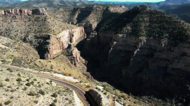 Salt River Kanyonu 'nun geniş hava manzarası derin vadileri, engebeli dağları ve ücra bir çöl bölgesindeki dolambaçlı nehri aydınlatıyor. Yüksek kalite 4k görüntü