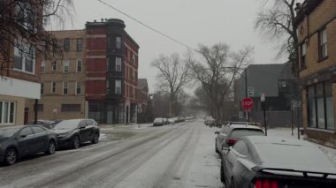 Winter City sokağı hafif karla kaplı. Taze karlı park edilmiş arabalar. Kar yağışı Chicago şehrinde sakin, kentsel bir kış ortamı yaratır. - Evet. Yüksek kalite 4k görüntü