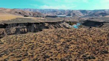 Boise Nehri Kanyonu 'nun geniş açılı görüntüsü dik kaya oluşumları ve uçsuz bucaksız yabanda akan nehir. Yüksek kalite 4k görüntü
